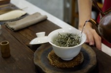 细细品尝桐城小花的口感