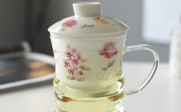 西湖龙井的功效与作用及禁忌.jpg 西湖龙井的功效与作用及禁忌.jpg
