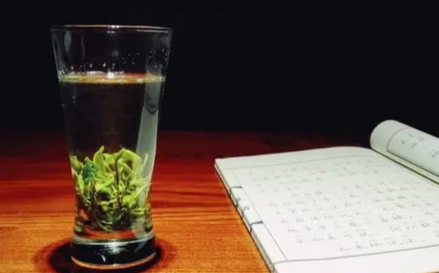 信阳毛尖茶汤颜色.jpg 信阳毛尖茶汤颜色.jpg