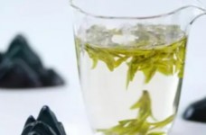 竹叶青茶扁形炒青绿茶